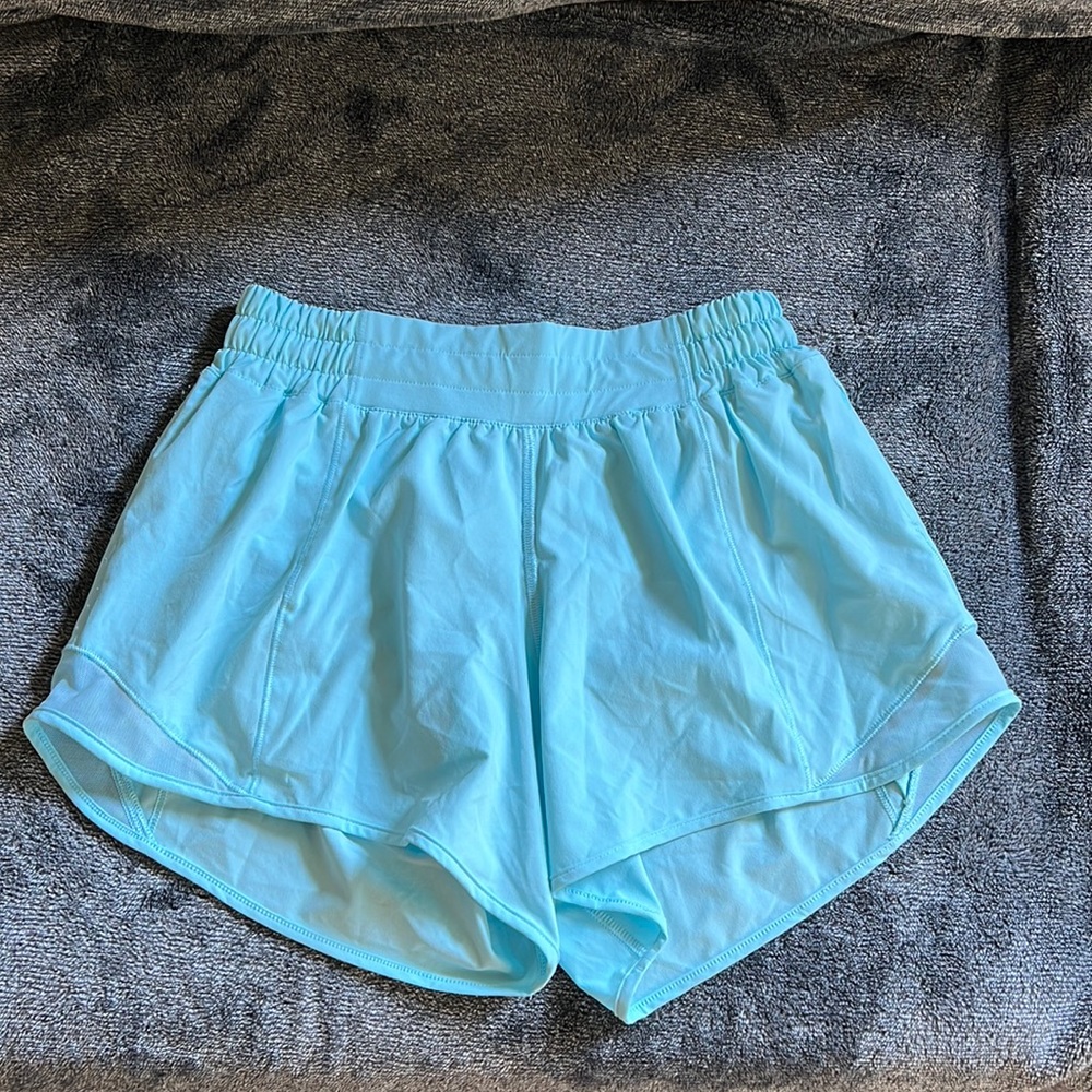 Lululemon Hotty Hot Low-Rise Lined short 4”